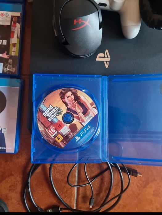 Ps4 Pro 1TB + 1 comando oficial + headphones + carregador + 13 jo