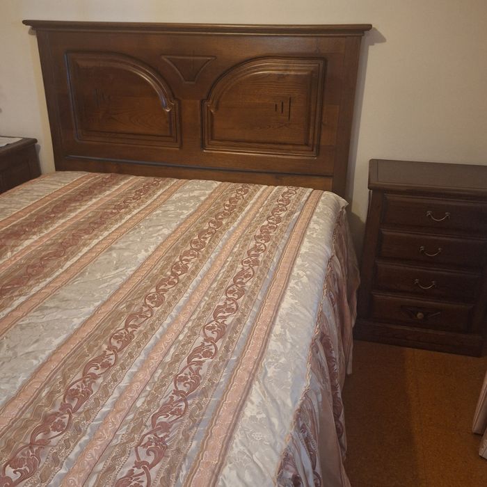 Mobilia de quarto de boa madeira e elegante