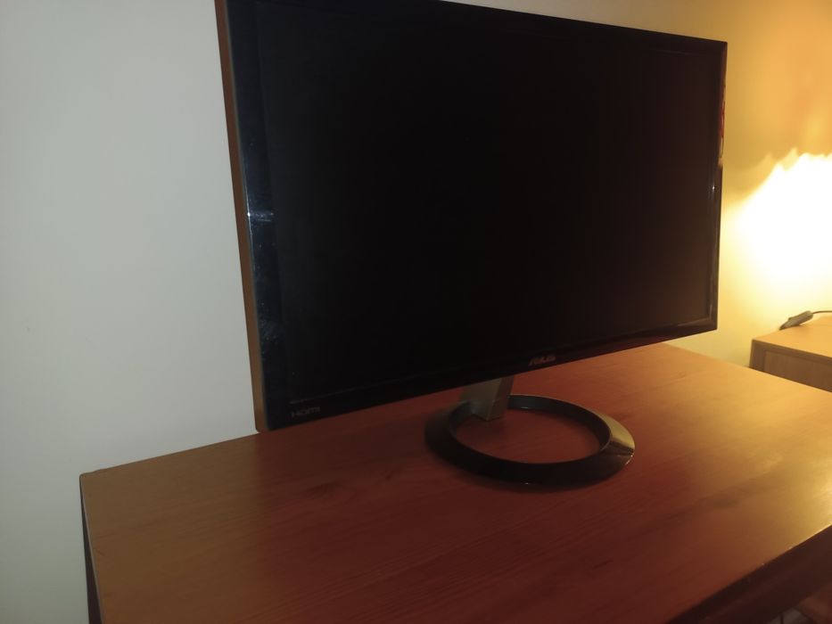 Monitor Asus. 24 polegadas. Em optimo estado, com coluna interna