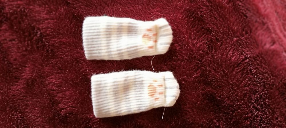 Meias para gato. São 2
Usadas apenas na brincadeira.
