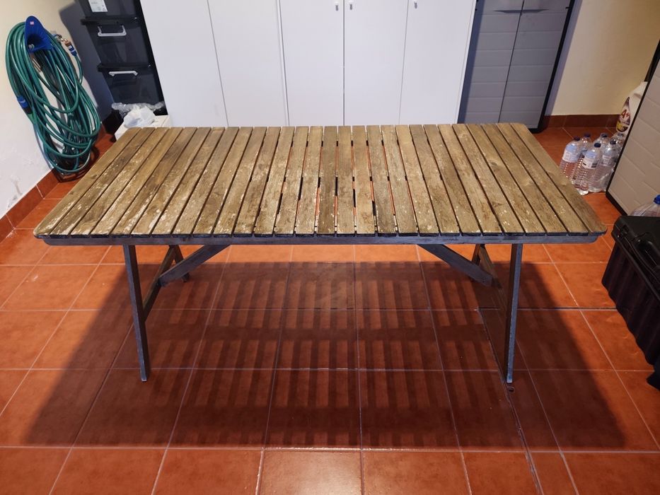 mesa exterior em bom estado