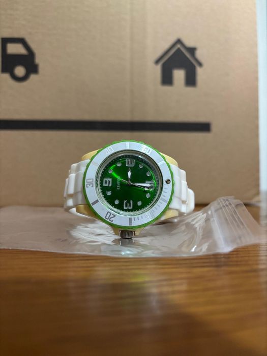 Relógio Branco com fundo Verde
