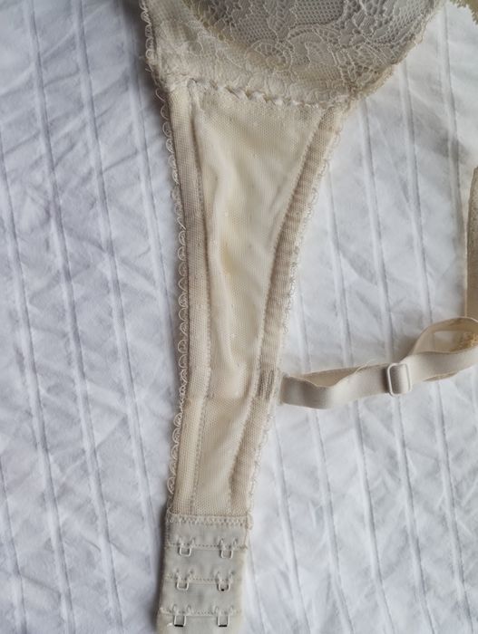 Жіночий бюстгальтер 80С та 85D та 80С