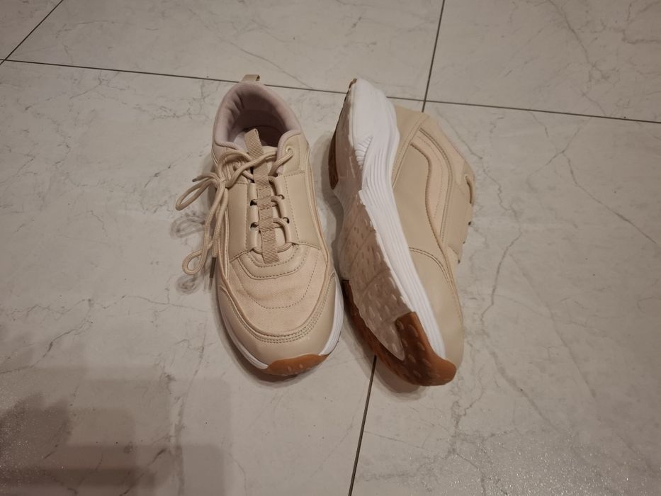 2x buty jasne....