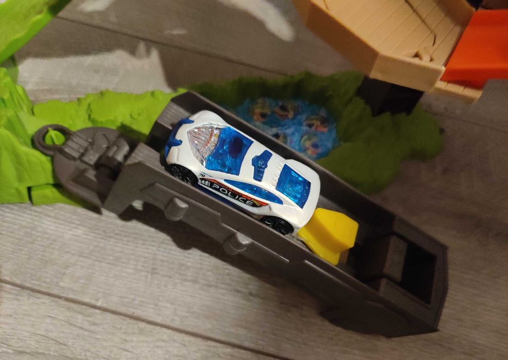 Hot wheels T-rex plus samochodzik