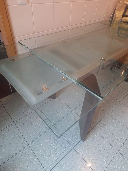 Mesa dw jantar Extensivel- tampo em vidro e pes em madeira castanha