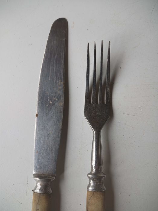 Komplet nóż widelec ornament biały bakelit kość słoniowa ruskie ZSRR