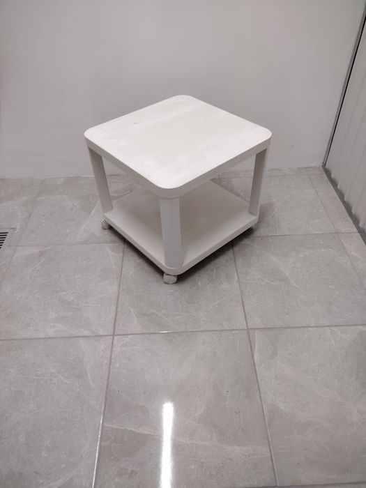 Mesa de apoio com rodas IKEA TINGBY