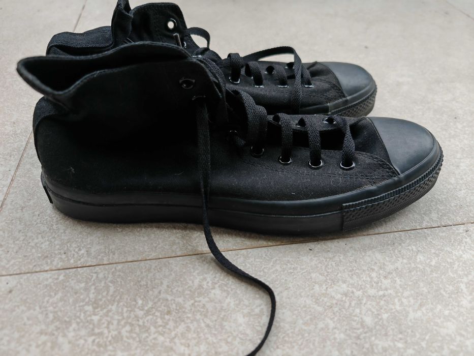 Converse All Star pretos cano alto