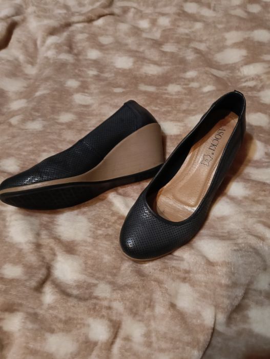 Buty na koturnie rozmiar 37 firmy Lasocki