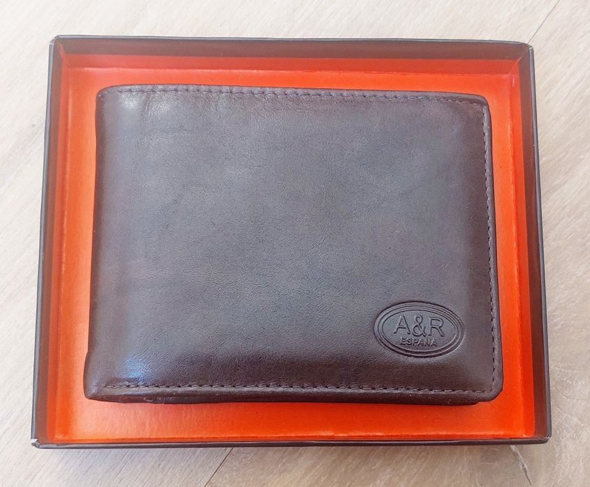 Nowy nieużywany brązowy portfel A&R Espana