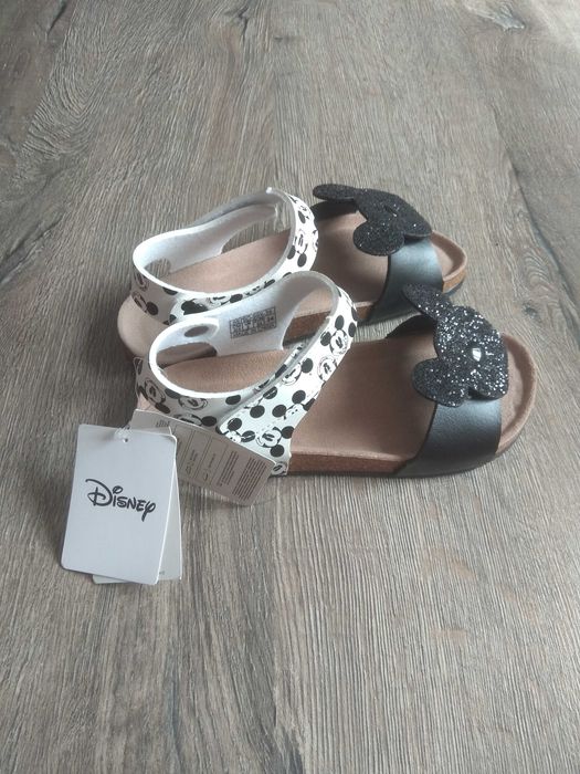 Босоніжки фірми Disney р.34 по стільці 22 сантиметри.