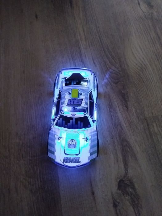 Auto policyjne swiecace i grajace