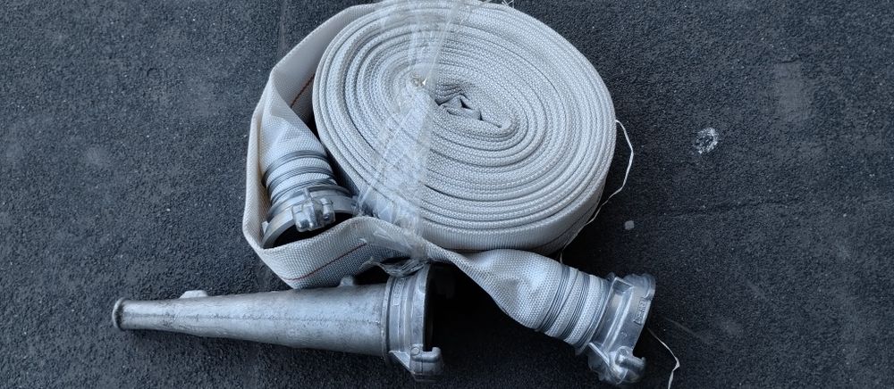 Пожарный рукав с наконечником.