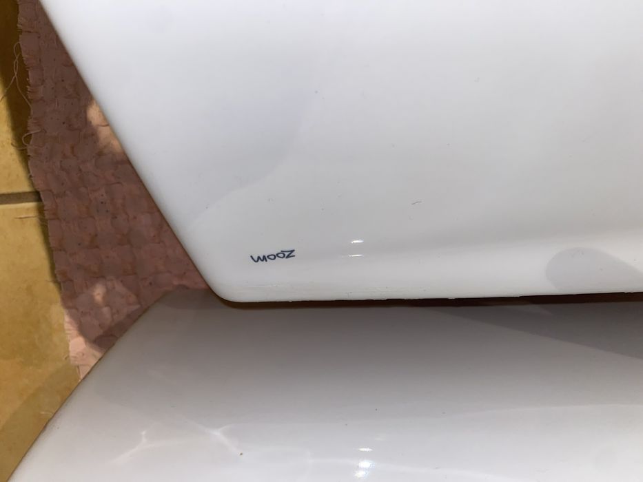 Lavatório branco marca Zoom