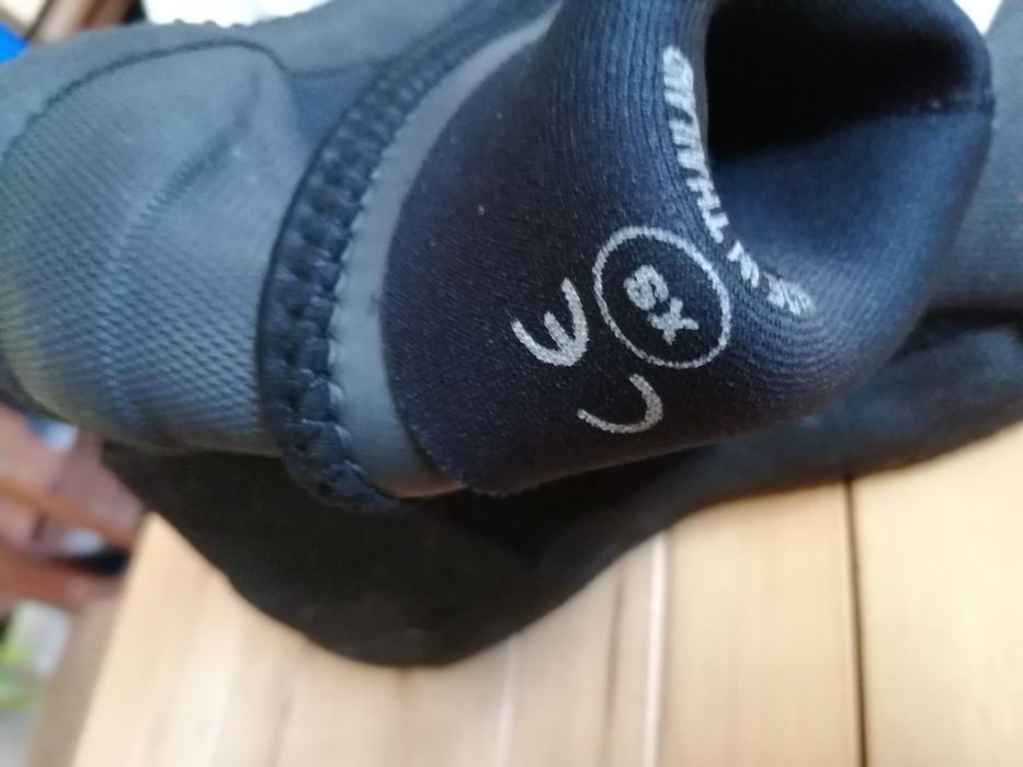 Botas e acessórios de mergulho.