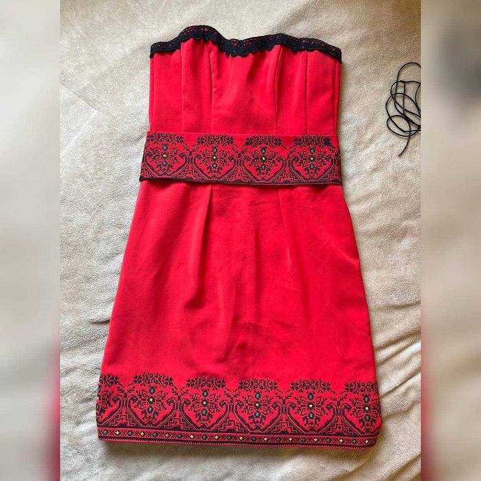 Вишите плаття червоне