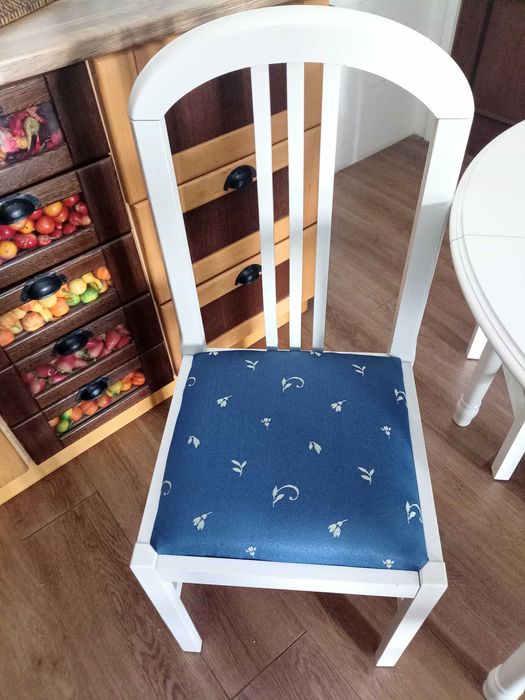 Mesa e quatro cadeiras em madeira maciça lacadas a branco + conjunto de dois cortinados e sanefa