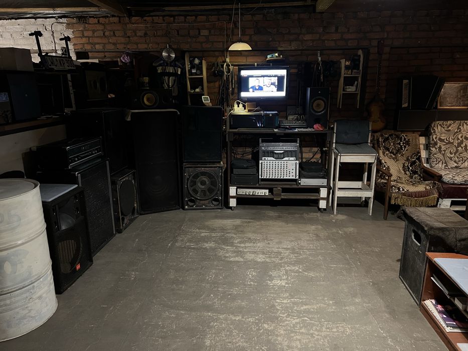 Продам участок 10 соток з будівлями центр міста