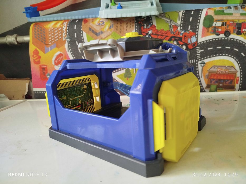 Трек Hot Wheels, автозаправка, вертиколо, поліцейське відділення