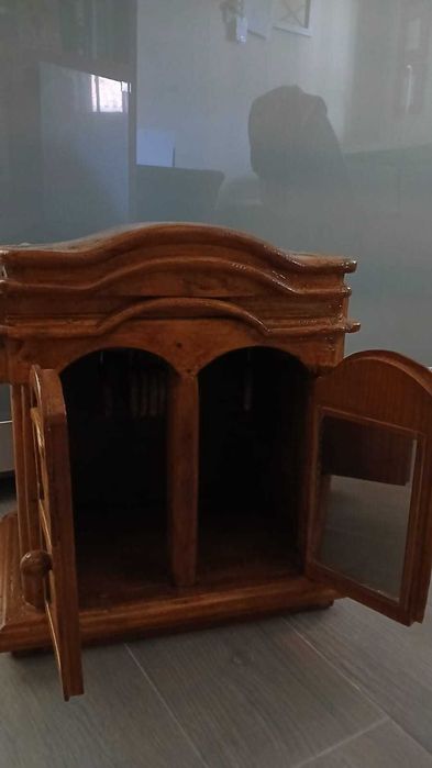 Roupeiro para bonecas em madeira, feito àmão