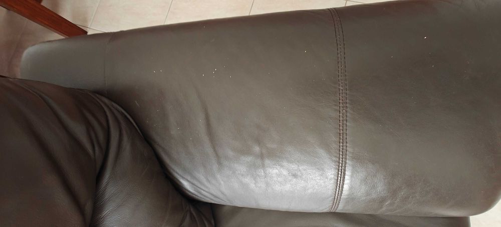Sofá de 3 lugares, estofo em pele, cor castanha escura.