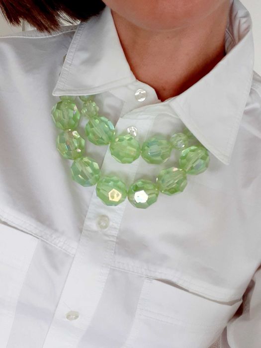 Duży naszyjnik z plastikowych kryształków