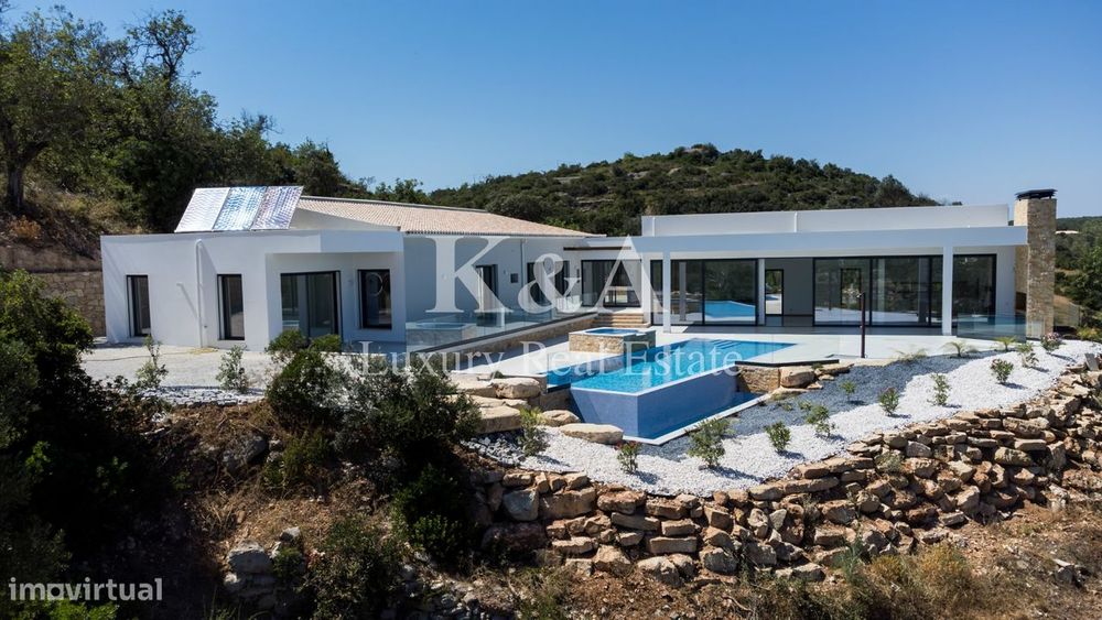 Moradia V4 nova, na serra com vistas de mar, Algarve.
