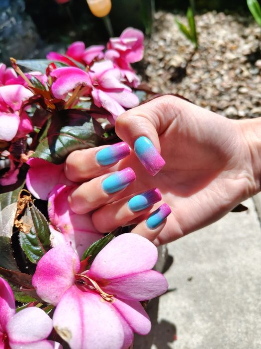 Paznokcie przedłużane, manicure hybrydowy, pedicure