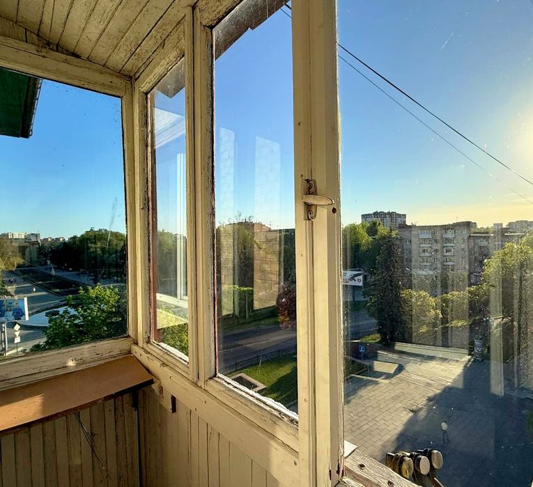 = продаж 2-х кімнатної сталінки в центрі міста