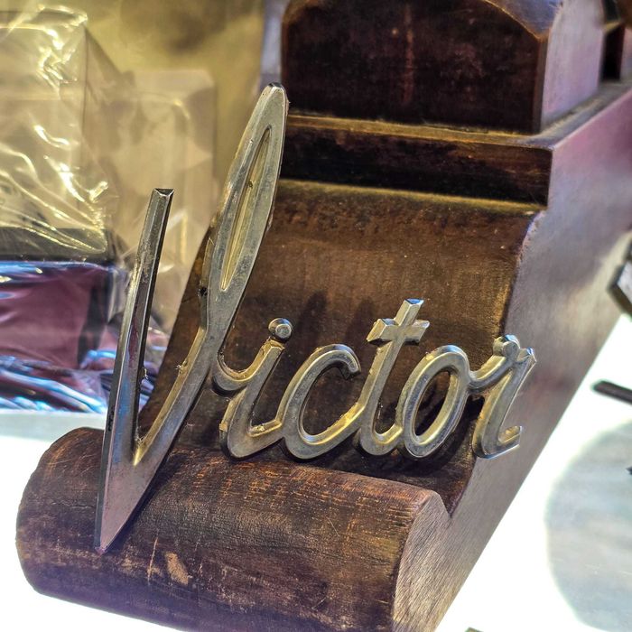 Emblema Cromado Vauxhall Victor Antigo JFL