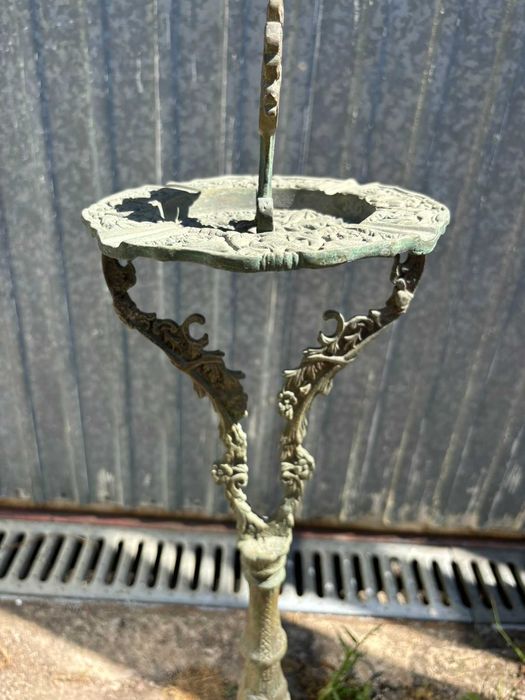 Cinzeiro de pé alto antigo