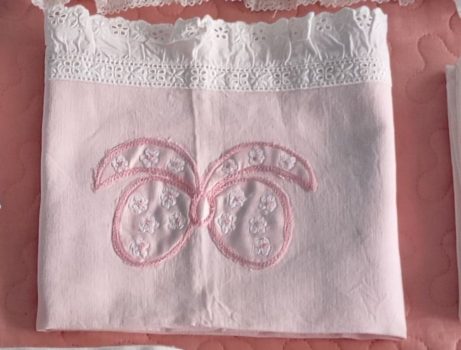 Lençol bordado e rendado