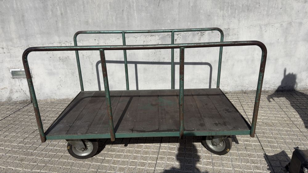 Carro de transporte e ou arrumação. Muito robusto.