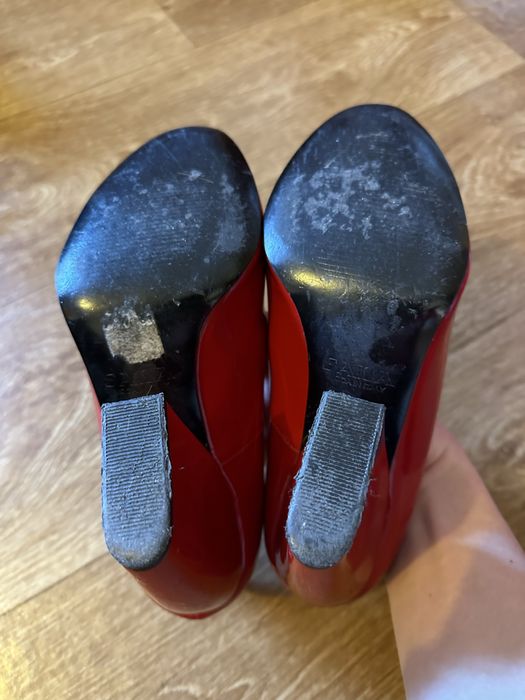 Червоні каблуки