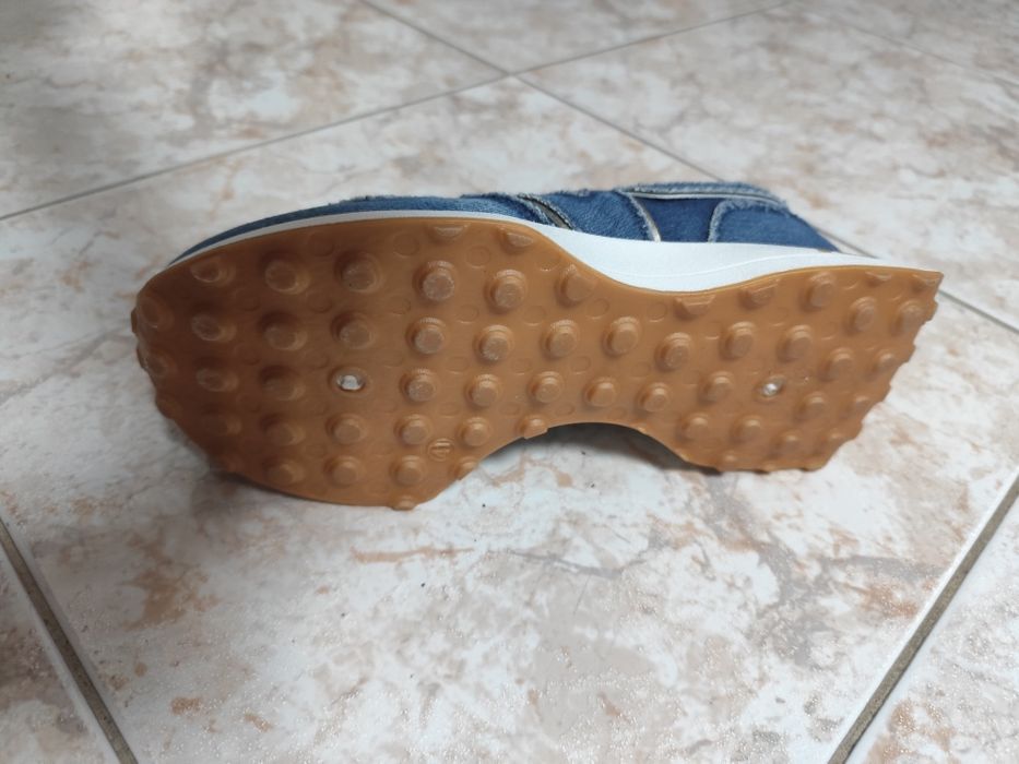 Sapatilhas NB em ganga.