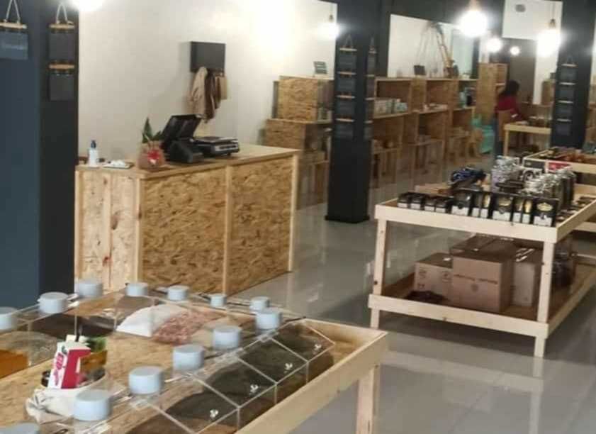 Balcão para loja com prateleiras