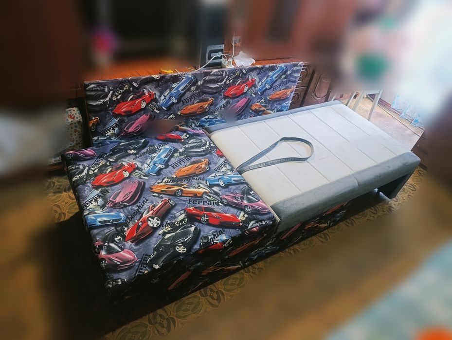 Кровать ,диванчик.