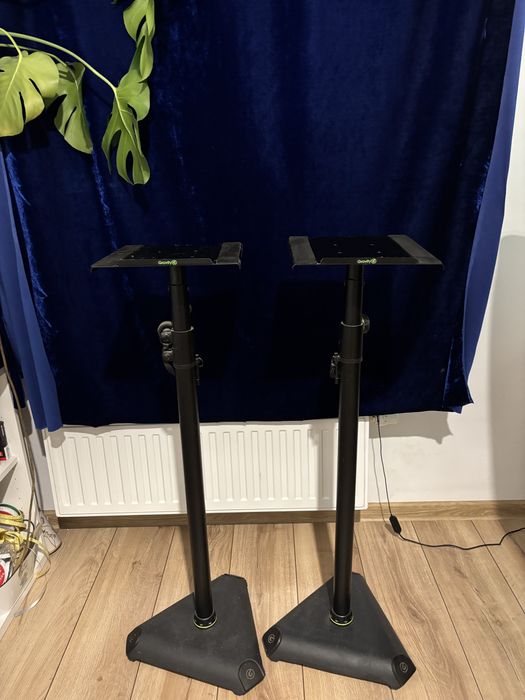 Statywy Gravity do monitorów studyjnych