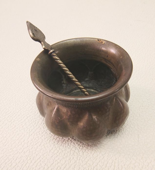 Stara mosiężna solniczka z łyżeczką