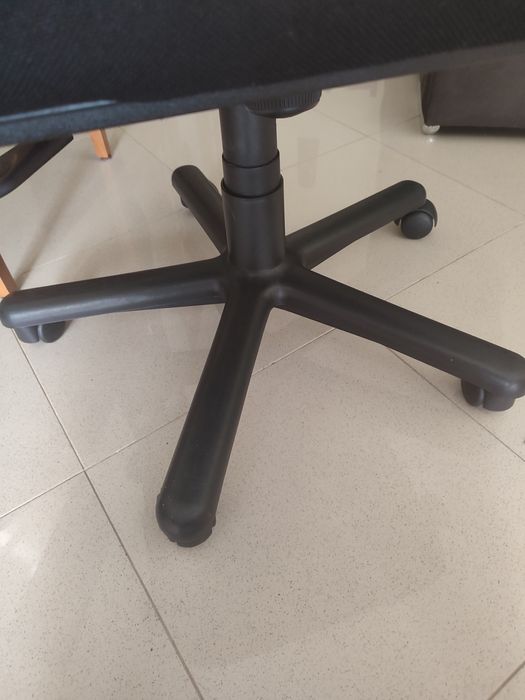 Cadeira de escritório / secretária excelente qualidade e confortável