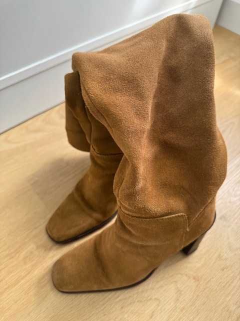 Botas caramelo de camurça de cano alto da Mango