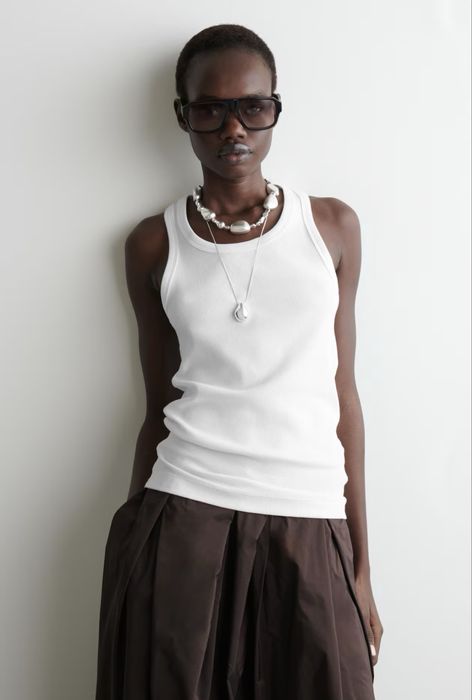 COS  Базовий топ  в рубчик  чорний білий в наявності