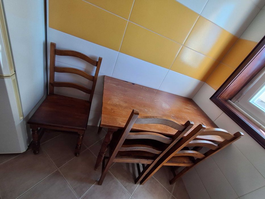 Mesa e cadeiras em madeira