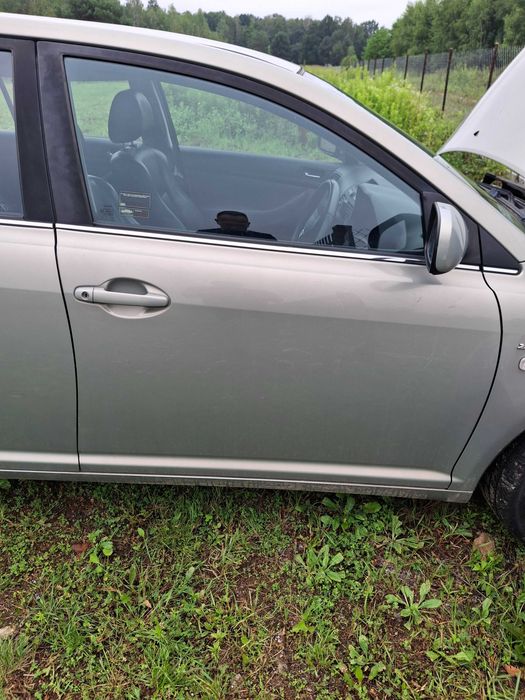 Toyota avensis t25 6t1 drzwi przednie prawe przod