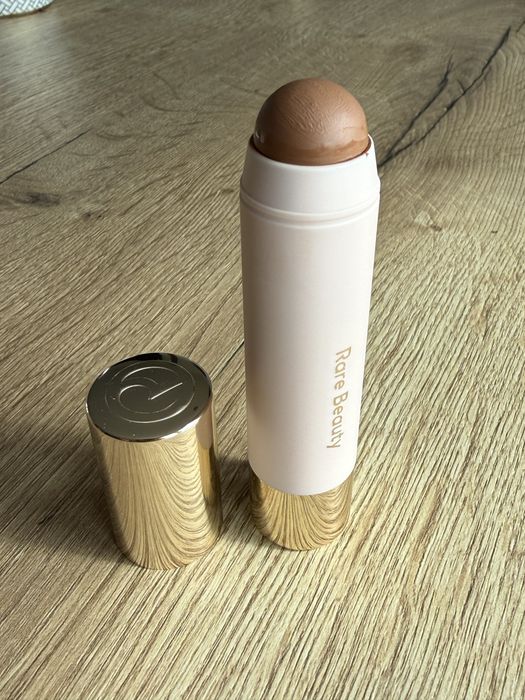Bronzer w sztyfcie Rare Beauty happy sol