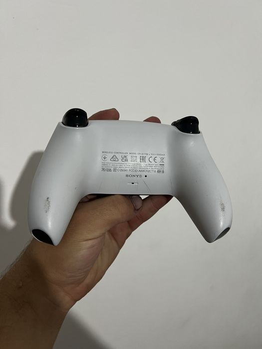 Comando PS5 com marcas de uso