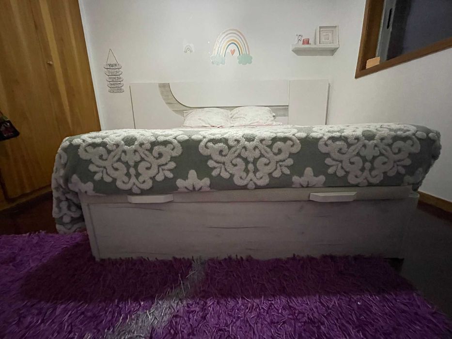 Quarto de casal (cama sommier + cabeceira + 2 mesinhas + cómoda)