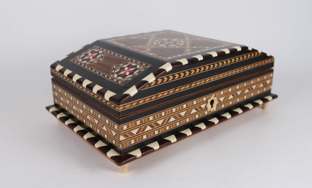 Caixa multifacetada em marchetaria