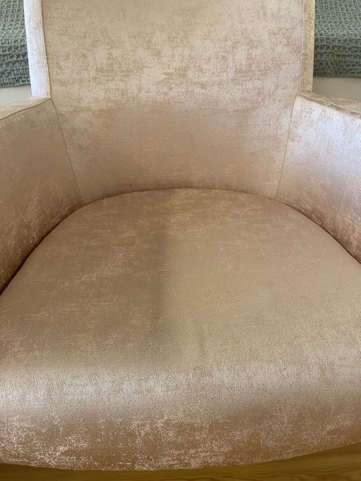 Cadeirao forrado com pés lacados